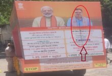 सिरोही. सरकारी योजनाओं के प्रचार को लेकर रथों को रवानगी सिरोही. मुख्यमंत्री के कटे-फटे पोस्टर से कर रहे सरकारी योजनाओं का प्रचार - टेप से चिपकाया दो हिस्सों में कटा मुख्यमंत्री का चेहरा Sirohi: Chariots Flagged Off to Publicize Government Schemes Sirohi: Government Schemes Being Promoted Using Torn and Tattered Posters—Chief Minister's Face Severed into Two Halves Held Together with Tape