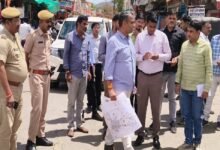 सिरोही. जिला कलेक्टर रोहिताश्वसिंह तोमर विभागीय अधिकारियों के साथ जिले के भ्रमण पर रहे - सफाई ठेकदार और कैंटीन संचालक पर जुर्माना Sirohi: District Collector Rohitashv Singh Tomar conducted an inspection tour of the district accompanied by departmental officials Sirohi: Fine Imposed on Sanitation Contractor and Canteen Operator.