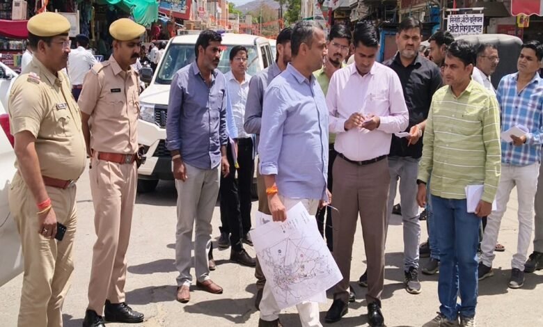 सिरोही. जिला कलेक्टर रोहिताश्वसिंह तोमर विभागीय अधिकारियों के साथ जिले के भ्रमण पर रहे - सफाई ठेकदार और कैंटीन संचालक पर जुर्माना Sirohi: District Collector Rohitashv Singh Tomar conducted an inspection tour of the district accompanied by departmental officials Sirohi: Fine Imposed on Sanitation Contractor and Canteen Operator.