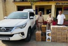 सिरोही. मंडार पुलिस ने वित्तीय वर्ष की अंतिम रात शराब से भरी एक लग्जरी कार जब्त की Sirohi: The Mandar Police seized a luxury car loaded with liquor on the final night of the financial year.