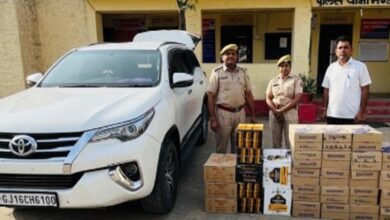 सिरोही. मंडार पुलिस ने वित्तीय वर्ष की अंतिम रात शराब से भरी एक लग्जरी कार जब्त की Sirohi: The Mandar Police seized a luxury car loaded with liquor on the final night of the financial year.