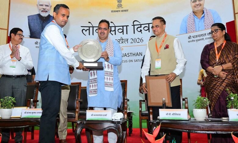 सिरोही. प्रदेश का मान बढ़ाने पर 9 आईएएस को मिला सीएम एक्सीलेंस अवार्ड सिरोही जिला कलक्टर रोहिताश्वसिंह तोमर को मिला सीएम एक्सीलेंस अवार्ड Sirohi: 9 IAS Officers Receive CM Excellence Award for Enhancing the State's Prestige Sirohi District Collector Rohitashva Singh Tomar Receives CM Excellence Award