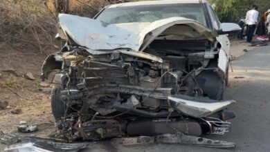 सिरोही. मंडार थाना क्षेत्र में कार की चपेट में आने से बाइक सवार मां व दो बेटों की मौत सिरोही. मंडार में पादर के समीप गुजरात वावधरा मार्ग पर हादसा सिरोही. गुजरात के लिए शराब तस्करी का सिल्ट रूट है यह मार्ग Sirohi: Mother and her two sons riding a motorcycle killed after being struck by a car in the Mandar police station area. Sirohi: The accident occurred on the Gujarat-Vavdhara road near Padar in Mandar. Sirohi: This route serves as a conduit for liquor smuggling into Gujarat.