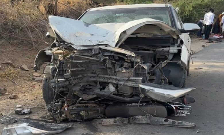 सिरोही. मंडार थाना क्षेत्र में कार की चपेट में आने से बाइक सवार मां व दो बेटों की मौत सिरोही. मंडार में पादर के समीप गुजरात वावधरा मार्ग पर हादसा सिरोही. गुजरात के लिए शराब तस्करी का सिल्ट रूट है यह मार्ग Sirohi: Mother and her two sons riding a motorcycle killed after being struck by a car in the Mandar police station area. Sirohi: The accident occurred on the Gujarat-Vavdhara road near Padar in Mandar. Sirohi: This route serves as a conduit for liquor smuggling into Gujarat.