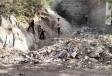 सिरोही. पुरानी मगरियों के अस्तित्व पर मंडरा रहे संकट के बादल - सिलसिलेवार कट रही मगरियां प्लॉट में तब्दील हो रही सिरोही. सरकारी कार्यालयों की नाक के नीचे चल रहा मगरियों के कटाई का काम Sirohi: Clouds of crisis loom over the existence of the ancient hillocks—systematically being razed and converted into plots. Sirohi: The demolition of these hillocks is proceeding right under the very noses of government offices.