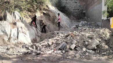 सिरोही. पुरानी मगरियों के अस्तित्व पर मंडरा रहे संकट के बादल - सिलसिलेवार कट रही मगरियां प्लॉट में तब्दील हो रही सिरोही. सरकारी कार्यालयों की नाक के नीचे चल रहा मगरियों के कटाई का काम Sirohi: Clouds of crisis loom over the existence of the ancient hillocks—systematically being razed and converted into plots. Sirohi: The demolition of these hillocks is proceeding right under the very noses of government offices.