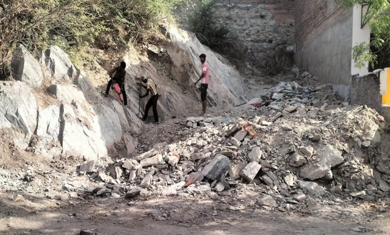 सिरोही. पुरानी मगरियों के अस्तित्व पर मंडरा रहे संकट के बादल - सिलसिलेवार कट रही मगरियां प्लॉट में तब्दील हो रही सिरोही. सरकारी कार्यालयों की नाक के नीचे चल रहा मगरियों के कटाई का काम Sirohi: Clouds of crisis loom over the existence of the ancient hillocks—systematically being razed and converted into plots. Sirohi: The demolition of these hillocks is proceeding right under the very noses of government offices.