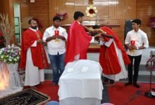 सिरोही. सेंट जोसेफ कैथोलिक गिरजाघर में गुड फ्राइडे पर प्रभु यीशु की याद में निकाली क्रूस यात्रा- दुखभोग का स्मरण Sirohi: Way of the Cross Procession Held at St. Joseph Catholic Church on Good Friday—Commemorating the Passion of Lord Jesus.