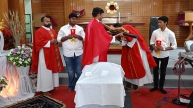 सिरोही. सेंट जोसेफ कैथोलिक गिरजाघर में गुड फ्राइडे पर प्रभु यीशु की याद में निकाली क्रूस यात्रा- दुखभोग का स्मरण Sirohi: Way of the Cross Procession Held at St. Joseph Catholic Church on Good Friday—Commemorating the Passion of Lord Jesus.