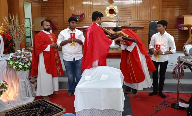 सिरोही. सेंट जोसेफ कैथोलिक गिरजाघर में गुड फ्राइडे पर प्रभु यीशु की याद में निकाली क्रूस यात्रा- दुखभोग का स्मरण Sirohi: Way of the Cross Procession Held at St. Joseph Catholic Church on Good Friday—Commemorating the Passion of Lord Jesus.