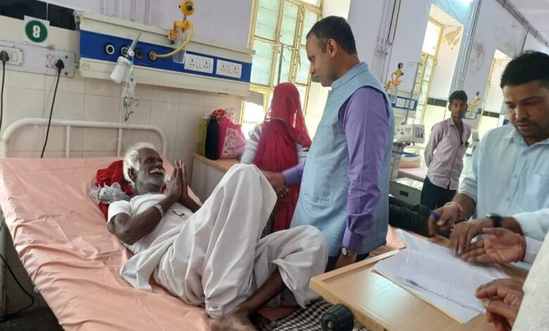 सिरोही. जिला कलक्टर रोहिताश्वसिंह तोमर ने किया जिला अस्पताल का औचक निरीक्षण सिरोही. जिला कलक्टर रोहिताश्वसिंह तोमर ने अस्पताल सफाई ठेकेदार पर लगाया 25 हजार जुर्माना Sirohi: District Collector Rohitashva Singh Tomar Conducts Surprise Inspection of District Hospital Sirohi: District Collector Rohitashva Singh Tomar Imposes Fine of ₹25,000 on Hospital Cleaning Contractor