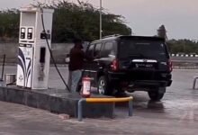 सिरोही. पेट्रोल पम्प पर खतरनाक स्टंट - डीजल से धोई कार- वीडियो वायरल होने पर हरकत में आई पुलिस -दो गिरफ्तार Sirohi: Dangerous Stunt at Petrol Pump—Car Washed with Diesel—Police Swing into Action After Video Goes Viral—Two Arrested