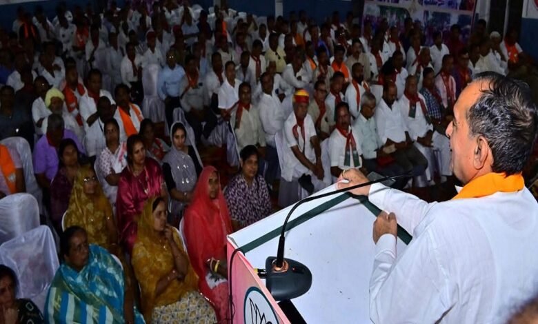 सिरोही. भाजपा प्रदेशाध्यक्ष मदन राठौड़ ने यहां जिला संगठन की बैठक में कहा काम में जुट जाएं ताकि बार-बार सरकार बदलने का मिथक टूटे सिरोही. भाजपा प्रदेशाध्यक्ष मदन राठौड़ का परस्पर समन्वय से कार्य करने का आह्वान Sirohi: Speaking at a district organizational meeting here, BJP State President Madan Rathore urged members to buckle down to work so that the myth of frequent changes in government can be shattered. Sirohi: BJP State President Madan Rathore calls for working with mutual coordination.