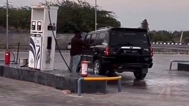 सिरोही. पेट्रोल पम्प पर खतरनाक स्टंट - डीजल से धोई कार- वीडियो वायरल होने पर हरकत में आई पुलिस -दो गिरफ्तार Sirohi: Dangerous Stunt at Petrol Pump—Car Washed with Diesel—Police Swing into Action After Video Goes Viral—Two Arrested