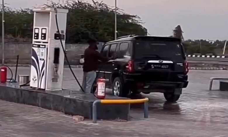 सिरोही. पेट्रोल पम्प पर खतरनाक स्टंट - डीजल से धोई कार- वीडियो वायरल होने पर हरकत में आई पुलिस -दो गिरफ्तार Sirohi: Dangerous Stunt at Petrol Pump—Car Washed with Diesel—Police Swing into Action After Video Goes Viral—Two Arrested