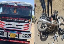 सिरोही. रेवदर क्षेत्र के डबाणी में बेकाबू ट्रोलर की चपेट में आए बाइक सवार तीन युवकों की मौत- शादी के पीले चावल बांटने जा रहे थे Sirohi: Three youths riding a motorcycle were killed after being struck by an troller in Dabani Revdar —they were on their way to distribute wedding invitation rice.