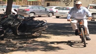 सिरोही. जिला कलक्टर रोहिताश्वसिंह तोमर समेत कई अधिकारी साइकिल पर दफ्तर पहुंचे- साइकिल की सवारी करते हुए ईंधन बचाने का संदेश दिया। Sirohi: Several officials, including District Collector Rohitashva Singh Tomar arrived at their offices on bicycles—conveying a message of fuel conservation through bicycle ride.
