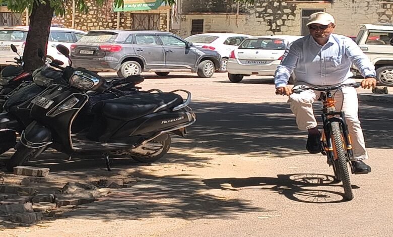 सिरोही. जिला कलक्टर रोहिताश्वसिंह तोमर समेत कई अधिकारी साइकिल पर दफ्तर पहुंचे- साइकिल की सवारी करते हुए ईंधन बचाने का संदेश दिया। Sirohi: Several officials, including District Collector Rohitashva Singh Tomar arrived at their offices on bicycles—conveying a message of fuel conservation through bicycle ride.