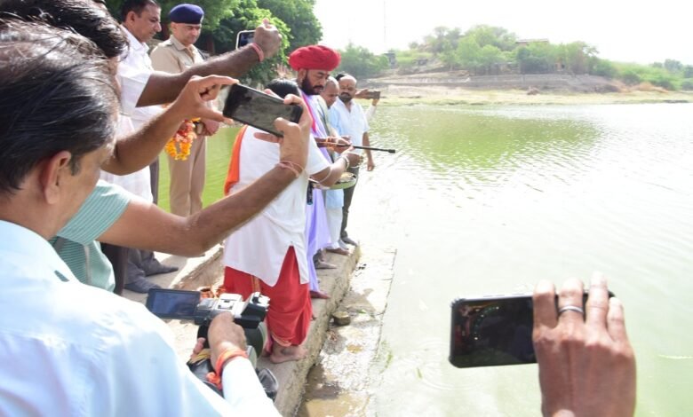 सिरोही. पंचायतराज राज्यमंत्री ओटाराम देवासी ने किया वंदे गंगा जल संरक्षण जन अभियान का आगाज Sirohi: Minister of State for Panchayati Raj Otaram Dewasi launched the 'Vande Ganga' Water Conservation Mass Campaign.