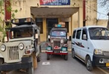 सिरोही. ड्राय प्रदेश गुजरात को शराब आपूर्ति कर रहे राजस्थान के ठेकेदार सिरोही. तस्करी के जरिए गुजरात भेज रहे सरकारी ठेकों की शराब सिरोही. पुलिस कार्रवाई में शराब ठेकेदार व तस्करों का गठजोड़ उजागर Sirohi: Rajasthan Contractors Supplying Liquor to the 'Dry' State of Gujarat Sirohi: Liquor from Government-Authorized Outlets Being Smuggled into Gujarat Sirohi: Police Crackdown Exposes Nexus Between Liquor Contractors and Smugglers