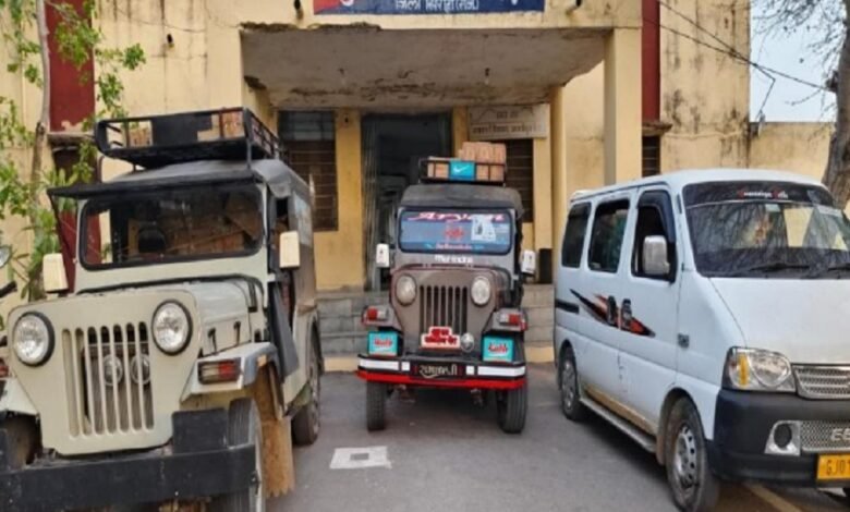 सिरोही. ड्राय प्रदेश गुजरात को शराब आपूर्ति कर रहे राजस्थान के ठेकेदार सिरोही. तस्करी के जरिए गुजरात भेज रहे सरकारी ठेकों की शराब सिरोही. पुलिस कार्रवाई में शराब ठेकेदार व तस्करों का गठजोड़ उजागर Sirohi: Rajasthan Contractors Supplying Liquor to the 'Dry' State of Gujarat Sirohi: Liquor from Government-Authorized Outlets Being Smuggled into Gujarat Sirohi: Police Crackdown Exposes Nexus Between Liquor Contractors and Smugglers
