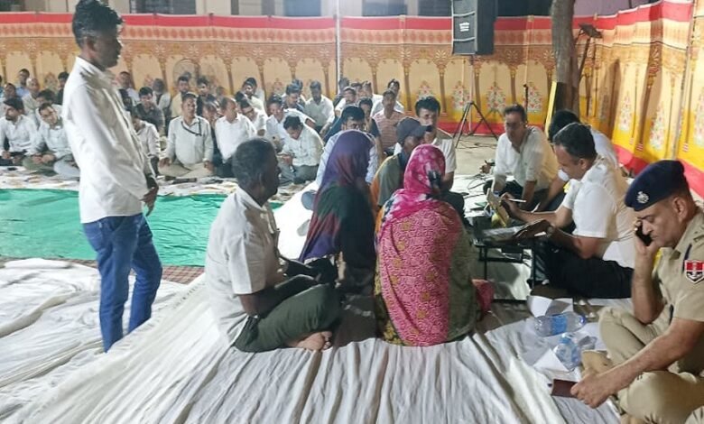 सिरोही. जिला कलक्टर रोहिताश्वसिंह तोमर ने मांडवाड़ा देव में की रात्रि चौपाल - समस्याओं का हाथों हाथ किया निपटारा Sirohi: District Collector Rohitashva Singh Tomar held a 'Night Chopal' (evening public meeting) in Mandwara Dev resolving grievances on the spot. सिरोही. रात को चौपाल में मांगी ट्राई साइकिल और अगले ही दिन जिला कलक्टर रोहिताश्वसिंह तोमर ने घर पहुंचा दी Sirohi. A tricycle was requested at the night choupal and the next day District Collector Rohitashva Singh Tomar delivered tricycle it to his home.