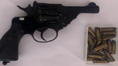 सिरोही. पिण्डवाड़ा पुलिस ने बगैर तलाशी लिए ही कार जब्त कर थाने में रखी - अब मिले हथियार व मादक पदार्थ सिरोही. पिण्डवाड़ा थाना परिसर में जब्त कर रखी गई इस कार से एमडी 74 ग्राम, चरस 20 ग्राम व कार से रिवॉल्वर व 24 जिंदा कारतूस बरामद Sirohi: Piṇḍwāṛā Police Seizes Car Without Conducting a Search—Weapons and Narcotics Subsequently Discovered Sirohi: From the car seized and impounded within the premises of the Piṇḍwāṛā Police Station authorities recovered MD 74 grams charas 20 grams a revolver and 24 live cartridges.