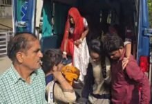 सिरोही. फोरलेन पर सरूपगंज में रोडवेज बस व ट्रोलर की टक्कर में 11 जने घायल sirohi. 11 injured in collision between Roadways bus and trailer on the four-lane highway at Sarupganj.
