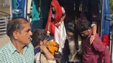 सिरोही. फोरलेन पर सरूपगंज में रोडवेज बस व ट्रोलर की टक्कर में 11 जने घायल sirohi. 11 injured in collision between Roadways bus and trailer on the four-lane highway at Sarupganj.