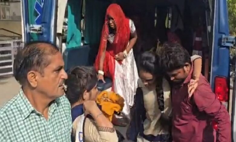 सिरोही. फोरलेन पर सरूपगंज में रोडवेज बस व ट्रोलर की टक्कर में 11 जने घायल sirohi. 11 injured in collision between Roadways bus and trailer on the four-lane highway at Sarupganj.
