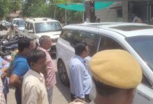 सिरोही . प्रभारी मंत्री पर पीएम की अपील का कोई असर नहीं- काफिले में करीब दस गाडिय़ां शामिल रही सिरोही . नहीं सुधर पा रही सिरोही जिला अस्पताल की व्यवस्थाएं- प्रभारी मंत्री ने गुणगान किया पर मरीज की परतें खोल दी Sirohi: PM's appeal has no impact on the Minister-in-charge the convoy included around ten vehicles. Sirohi: Conditions at the Sirohi District Hospital fail to improve; the Minister-in-charge sang its praises yet the reality faced by patients told a different story.