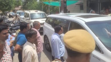 सिरोही . प्रभारी मंत्री पर पीएम की अपील का कोई असर नहीं- काफिले में करीब दस गाडिय़ां शामिल रही सिरोही . नहीं सुधर पा रही सिरोही जिला अस्पताल की व्यवस्थाएं- प्रभारी मंत्री ने गुणगान किया पर मरीज की परतें खोल दी Sirohi: PM's appeal has no impact on the Minister-in-charge the convoy included around ten vehicles. Sirohi: Conditions at the Sirohi District Hospital fail to improve; the Minister-in-charge sang its praises yet the reality faced by patients told a different story.