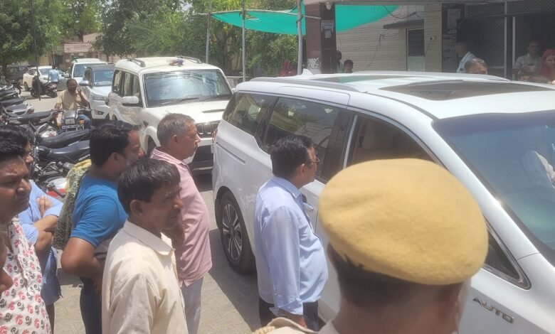 सिरोही . प्रभारी मंत्री पर पीएम की अपील का कोई असर नहीं- काफिले में करीब दस गाडिय़ां शामिल रही सिरोही . नहीं सुधर पा रही सिरोही जिला अस्पताल की व्यवस्थाएं- प्रभारी मंत्री ने गुणगान किया पर मरीज की परतें खोल दी Sirohi: PM's appeal has no impact on the Minister-in-charge the convoy included around ten vehicles. Sirohi: Conditions at the Sirohi District Hospital fail to improve; the Minister-in-charge sang its praises yet the reality faced by patients told a different story.