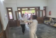 सिरोही. स्वागत-सत्कार के बाद भाजपा जिलाध्यक्ष रक्षा भंडारी ने चाय मंगवाई पर प्रदेशाध्यक्ष मदन राठौड़ ने नहीं पी- ये मनुहार करती रह गईं और वे चाय ठुकरा कर चले गए Sirohi: After the welcome ceremony BJP District President Raksha Bhandari ordered tea but State President Madan Rathore did not drink it; she kept insisting yet he declined the tea and left.