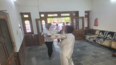 सिरोही. स्वागत-सत्कार के बाद भाजपा जिलाध्यक्ष रक्षा भंडारी ने चाय मंगवाई पर प्रदेशाध्यक्ष मदन राठौड़ ने नहीं पी- ये मनुहार करती रह गईं और वे चाय ठुकरा कर चले गए Sirohi: After the welcome ceremony BJP District President Raksha Bhandari ordered tea but State President Madan Rathore did not drink it; she kept insisting yet he declined the tea and left.