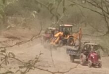 सिरोही. महकमों की चुप्पी में बजरी खनन से चांदी काट रहे माफिया - जिला मुख्यालय से सटे कृष्णगंज में अवैध खनन जोरों पर Sirohi: Mining mafia minting money from sand mining amidst official silence - Illegal mining rampant in Krishnaganj adjacent to the district headquarters