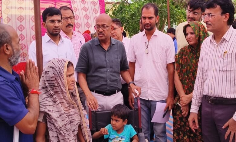 सिरोही. एडीएम ने नया सानवाड़ा में जन कल्याण शिविर में अधिकारियों को दिए निर्देश- कल्याणकारी योजनाओं को धरातल पर पहुंचाने का आह्वान Sirohi: During a public welfare camp in Naya Sanwara the ADM issued instructions to officials calling for welfare schemes to be effectively implemented on the ground.
