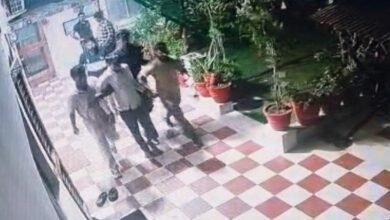 सिरोही. लेने-देन में रंजिश को लेकर युवक के अपहरण का मामला- एटीएस बन युवक को होटल से उठाया डेढ़ लाख लेकर छोड़ा Sirohi: Case of a young man's abduction over a financial dispute—abductors posed as ATS personnel picked him up from a hotel and released him after taking ₹1.5 lakh.