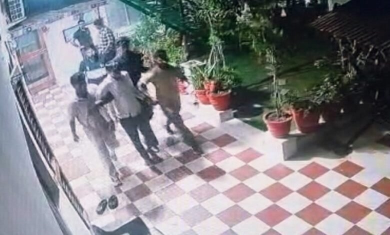 सिरोही. लेने-देन में रंजिश को लेकर युवक के अपहरण का मामला- एटीएस बन युवक को होटल से उठाया डेढ़ लाख लेकर छोड़ा Sirohi: Case of a young man's abduction over a financial dispute—abductors posed as ATS personnel picked him up from a hotel and released him after taking ₹1.5 lakh.