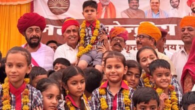 सिरोही में नव स्वीकृत केंद्रीय विद्यालय का प्रवेशोत्सव Admission Ceremony for the Newly Sanctioned Kendriya Vidyalaya in Sirohi सिरोही. सांसद लुम्बाराम चौधरी ने छात्रों को शिक्षा क्षेत्र में आसमान की ऊंचाइयां छूने का संदेश दिया Sirohi. MP Lumbaram Choudhary urged students to reach great heights in the field of education.