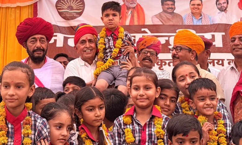 सिरोही में नव स्वीकृत केंद्रीय विद्यालय का प्रवेशोत्सव Admission Ceremony for the Newly Sanctioned Kendriya Vidyalaya in Sirohi सिरोही. सांसद लुम्बाराम चौधरी ने छात्रों को शिक्षा क्षेत्र में आसमान की ऊंचाइयां छूने का संदेश दिया Sirohi. MP Lumbaram Choudhary urged students to reach great heights in the field of education.
