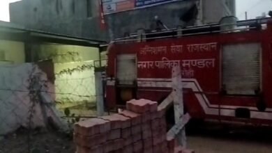 सिरोही में नगर परिषद आयुक्त के बंगले पर दमकल से जलापूर्ति- वीडियो भी बन गया पर साहब बता रहे पता नहीं In Sirohi a fire tender was used to supply water to the City Council Commissioner's bungalow—a video of the incident was even recorded—yet the official claims to be unaware of it.