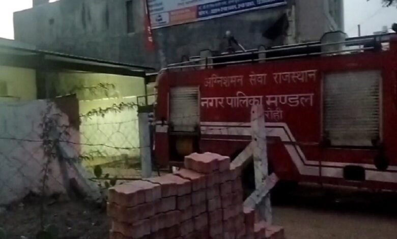 सिरोही में नगर परिषद आयुक्त के बंगले पर दमकल से जलापूर्ति- वीडियो भी बन गया पर साहब बता रहे पता नहीं In Sirohi a fire tender was used to supply water to the City Council Commissioner's bungalow—a video of the incident was even recorded—yet the official claims to be unaware of it.