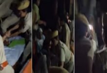 सिरोही. शांतिपूर्ण धरने पर बैठी महिला को जबरन उठा ले गई पुलिस- खींचतान में टूटी चूडिय़ां, कलाई जख्मी और गिरी ओढ़नियां पोसालिया निवासी नरेन्द्रसिंह उर्फ चिंटूसिंह सिरोही. न्याय मांग रही एक बुजुर्ग मां को पुलिस जबरन उठा ले गई Sirohi: Police forcibly removed a woman staging a peaceful sit-in protest; in the ensuing scuffle her bangles broke her wrist was injured, and her *odhni* (scarf) fell off. murder case Narendrasingh alias Chintusingh Posaliya. Sirohi: Police forcibly took away an elderly mother who was seeking justice.