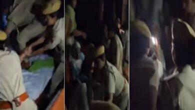 सिरोही. शांतिपूर्ण धरने पर बैठी महिला को जबरन उठा ले गई पुलिस- खींचतान में टूटी चूडिय़ां, कलाई जख्मी और गिरी ओढ़नियां पोसालिया निवासी नरेन्द्रसिंह उर्फ चिंटूसिंह सिरोही. न्याय मांग रही एक बुजुर्ग मां को पुलिस जबरन उठा ले गई Sirohi: Police forcibly removed a woman staging a peaceful sit-in protest; in the ensuing scuffle her bangles broke her wrist was injured, and her *odhni* (scarf) fell off. murder case Narendrasingh alias Chintusingh Posaliya. Sirohi: Police forcibly took away an elderly mother who was seeking justice.