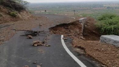 सिरोही. बहुप्रतीक्षित मनादर-रोवाड़ा सडक़ पहली और हल्की बारिश में ही दगा दे गई- पांच करोड़ की लागत से बनी 6 किमी रोवाड़ा-मनादर सडक़ Sirohi: The long-awaited Manadar-Rowada road failed during the very first spell of light rain—the 6-km Rowada-Manadar road was constructed at a cost of five crore rupees.