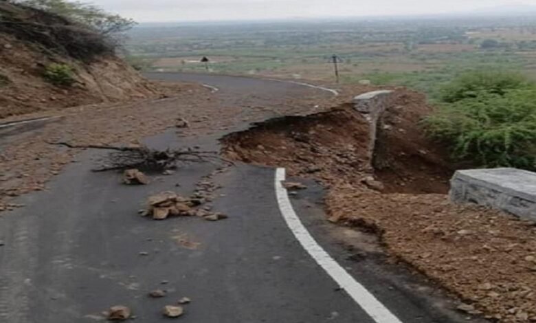सिरोही. बहुप्रतीक्षित मनादर-रोवाड़ा सडक़ पहली और हल्की बारिश में ही दगा दे गई- पांच करोड़ की लागत से बनी 6 किमी रोवाड़ा-मनादर सडक़ Sirohi: The long-awaited Manadar-Rowada road failed during the very first spell of light rain—the 6-km Rowada-Manadar road was constructed at a cost of five crore rupees.
