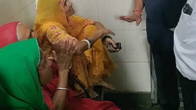 सिरोही. जिला अस्पताल की सफाई व्यवस्था में सुधार नहीं हो रहा है सिरोही. जिला अस्पताल में जिला कलक्टर के दौरे भी औपचारिक ही साबित हो रहे सिरोही. जिला अस्पताल में ठीक चार माह पहले भी दिए थे पेनल्टी के निर्देश सफाई जस की तस Sirohi. The cleanliness of the district hospital is not improving. Sirohi. The District Collector's visits to the district hospital are proving to be merely formal. Sirohi. Even four months ago, the district hospital issued penalty orders, but the cleanliness remains the same.