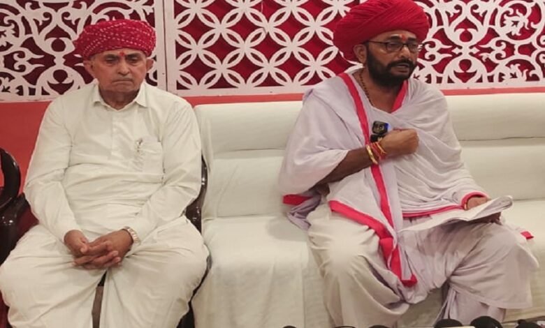 Sirohi: The Minister of State for Panchayati Raj broke his silence regarding allegations concerning the Ramjharokha Temple land, accusing the former MLA of misappropriating the temple's land. सिरोही. पंचायतराज राज्यमंत्री ने रामझरोखा मंदिर की भूमि को लेकर लगे आरोपों पर तोड़ी चुप्पी- पूर्व विधायक पर लगाए महामंदिर की भूमि खुर्द-बुर्द करने के आरोप