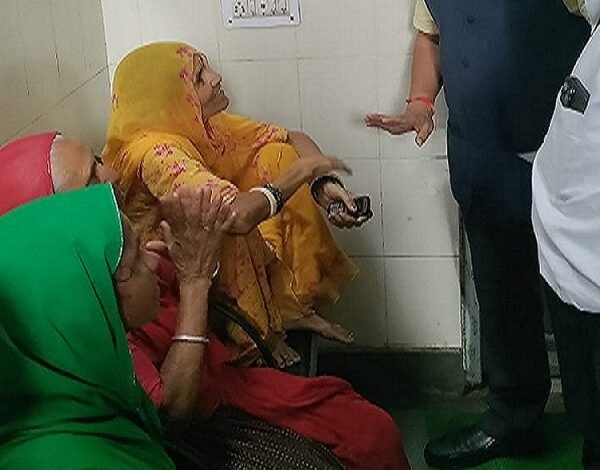 सिरोही. जिला अस्पताल की सफाई व्यवस्था में सुधार नहीं हो रहा है सिरोही. जिला अस्पताल में जिला कलक्टर के दौरे भी औपचारिक ही साबित हो रहे सिरोही. जिला अस्पताल में ठीक चार माह पहले भी दिए थे पेनल्टी के निर्देश सफाई जस की तस Sirohi. The cleanliness of the district hospital is not improving. Sirohi. The District Collector's visits to the district hospital are proving to be merely formal. Sirohi. Even four months ago, the district hospital issued penalty orders, but the cleanliness remains the same.